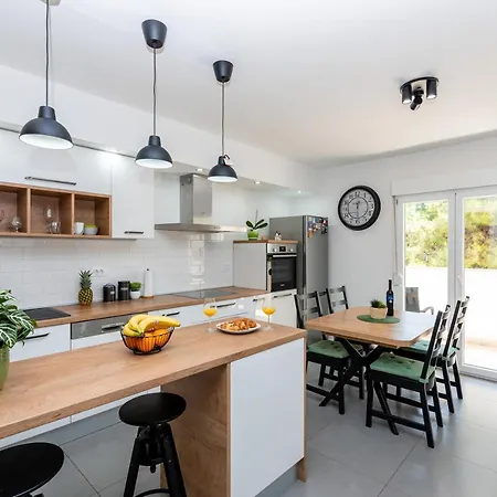 Spacious Rocky With Balcony Apartament Split