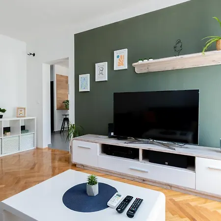 Spacious Rocky With Balcony *