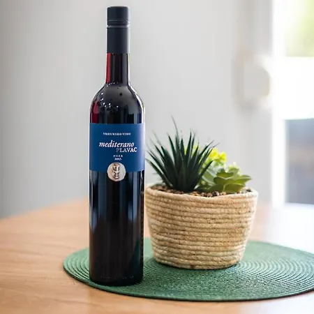 Spacious Rocky With Balcony *