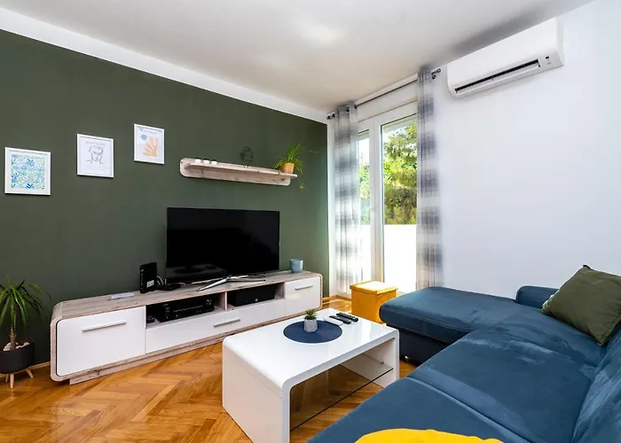 Spacious Rocky With Balcony *