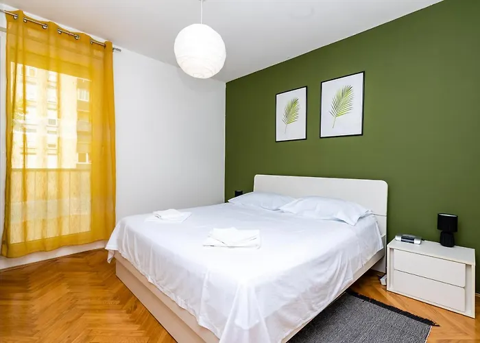 Spacious Rocky With Balcony