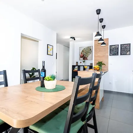 Spacious Rocky With Balcony Apartman