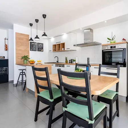Spacious Rocky With Balcony * 스플리트