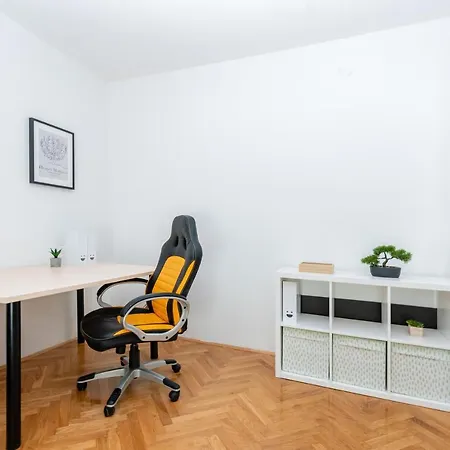 Spacious Rocky With Balcony Apartman Split