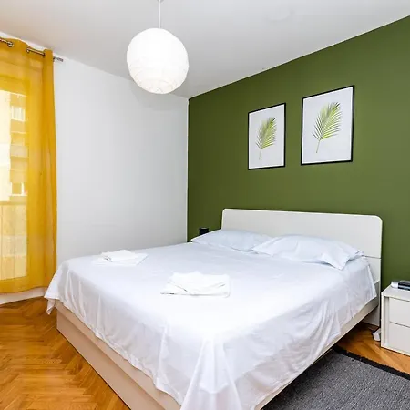 Spacious Rocky With Balcony