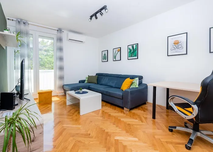 Spacious Rocky With Balcony *