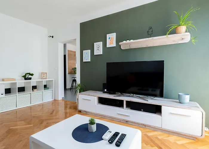 Spacious Rocky With Balcony *