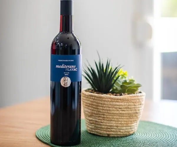 Spacious Rocky With Balcony *